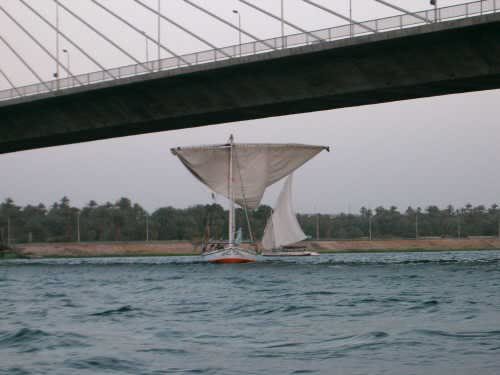 manœuvre pour passer sous le pont d'Assouan