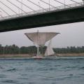 manœuvre pour passer sous le pont d'Assouan