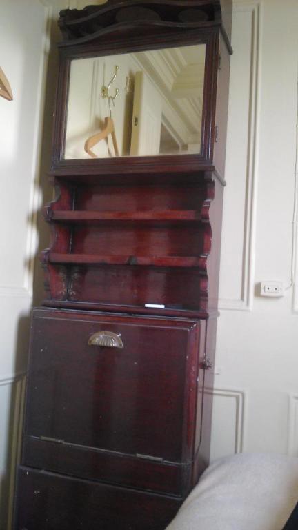 armoire de toilette fermee d'epoque