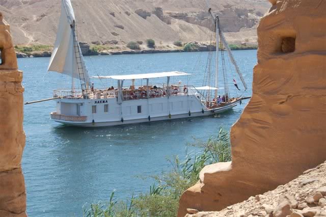 la Naema passe entre les carrières du Djebel Silsileh